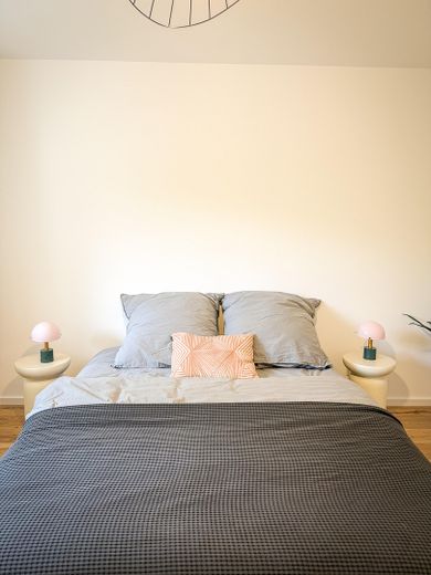Prachtige 3-kamerwoning met groot balkon & parkeerplaats voor de deur in Sachsenhausen-Nord – Schlafzimmer