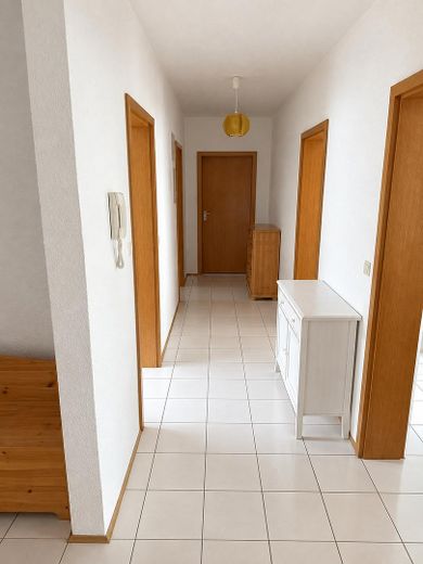 Senza commissioni: appartamento di 3 locali con ampio balcone esposto a sud, cantina e posto auto – Garderobenbereich