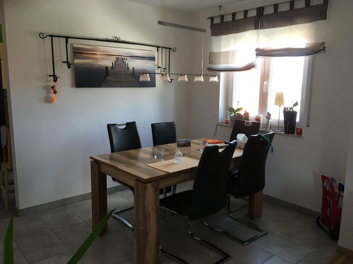 Appartement moderne de 3 pièces avec prestations haut de gamme, balcon et deux carports – Essbereich
