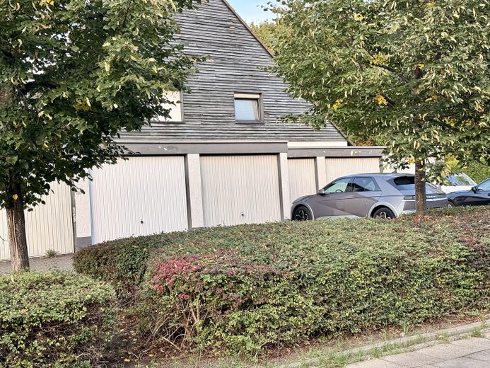 Yenilikler için sağlam bir temel - Modernize edilecek ebeveyn evi – Ruhiger Garagenvorplatz 2