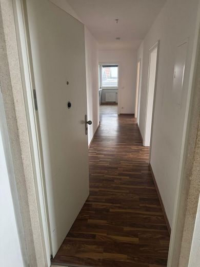 3- Zimmer-Hochparterre- Wohnung mit Einbauküche, Gemeinschaftsgarten und PKW Stellplatz – Eingang Flur