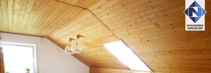 Appartement mansardé confortable de 3,5 pièces avec salle de loisirs et place de stationnement