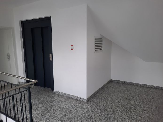 Ideal für Singles oder Paare-Hochwertige DG-Wohnung in Bestlage von Ingolstadt – Vorraum mit Aufzug