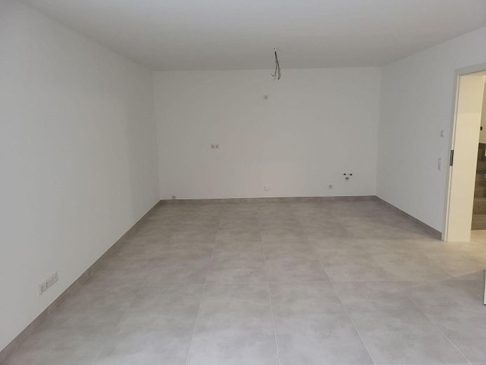 Neubauhaus mit separatem Einliegerbereich, Garten & Doppelgarage – Büro (KG)