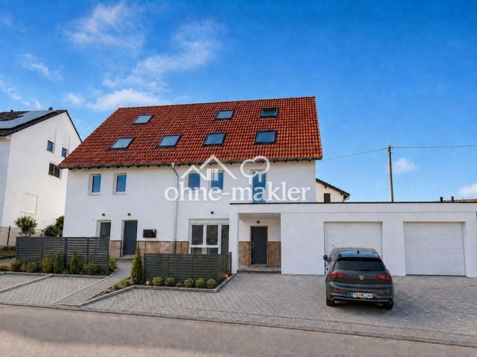 Exclusive fully renovated apartment with garden access – Photo 1