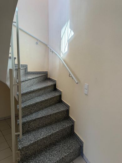 3 Zimmerwohnung mit 3 Tiefgaragenplätzen und 4 Balkonen – Aufgang Wohnzimmer