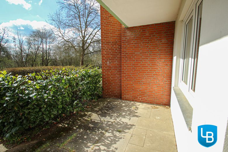 Kleine Terrasse vor der Tür