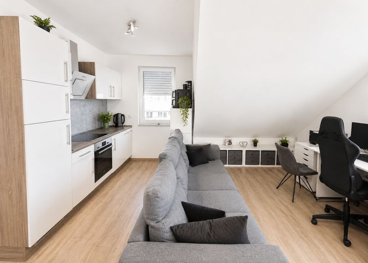 Appartement moderne de 2 pièces au dernier étage avec balcon orienté sud, situé au centre de Versmold – Wohnküche