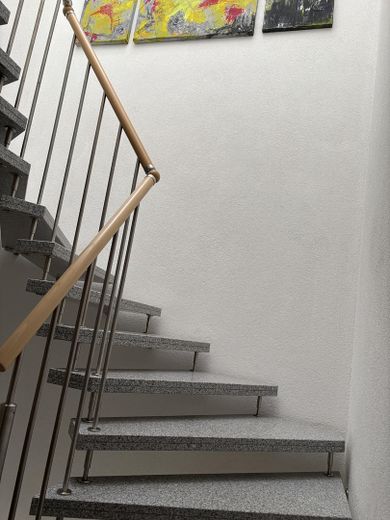 Hoogwaardig gemoderniseerd 3-kamerappartement op de bovenste verdieping met balkon, garage & parkeerplaats – Hochwertiger Treppenaufgang