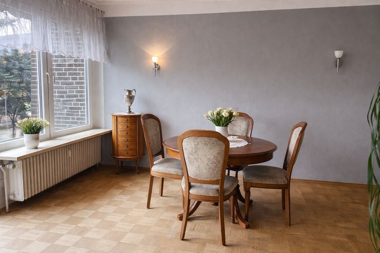 Solide Kapitalanlage - Vermietetes Zweifamilienhaus mit Garagen und Stellplätzen – Essbereich EG (Beispiel)