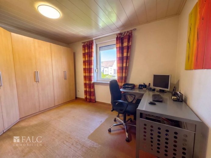 Top-Investment mit Wellness-Faktor: Sanierte Ertragsperle mit Saunahaus &amp; Garagen in wachsender Lage – Büro 1. OG
