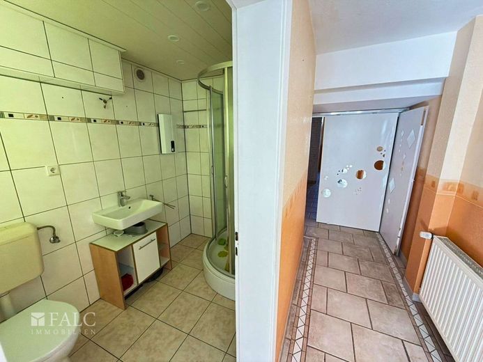 PROVISIONSFREI - Stadthaus für die Familie, Mehrgenerationen oder zur Vermietung – Badezimmer und Flur