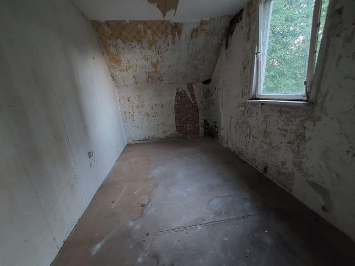 Einfamilienhaus/Zweifamilienhaus Sanierungsbedürftig oder Abriss – Zimmer