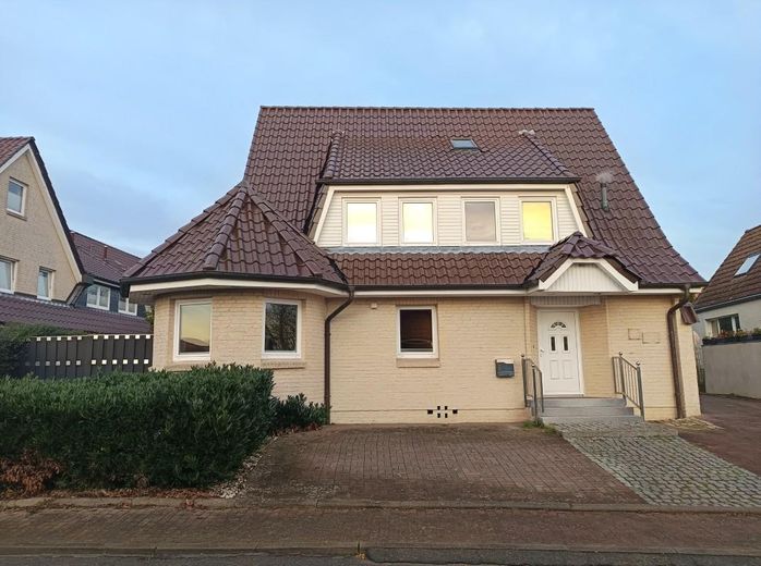 Strandnabije eindwoning op een gewilde locatie – Frontansicht