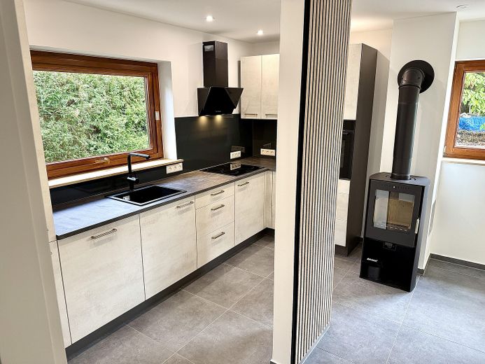 Einziehen & Wohlfühlen – hochwertig renoviertes Reihenendhaus mit Garten, Garage & PV – EG_Küche