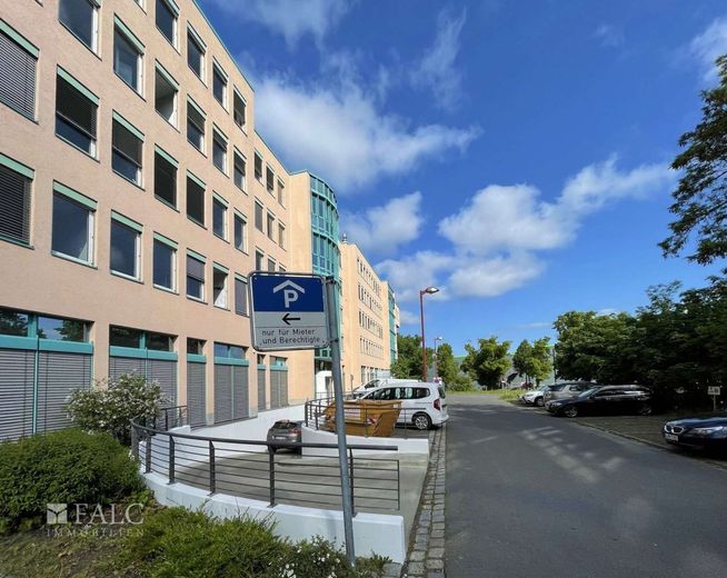 Büroflächen ab 240 m² zur Miete. Nur 9,50 EUR/m² Kaltmiete! – Tiefgaragenzufahrt