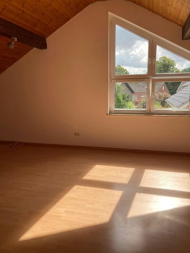 Helle 2,5-Zi.-Dachgeschosswohnung m. Fußbodenheizung, Inkl. Stellplatz in Holzwickede – Wohnzimmer