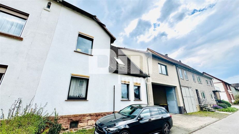 Einzigartiges Immobilien-Ensemble: Zwei Wohnhäuser MFH + EFH mit Halle auf ca. 5.300 m² Grundstück – Frontansicht Haus 1 + Haus 2