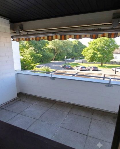 Sanierte 2-Zimmer Wohnung; Loggia mit Blick ins Grüne, ruhig gelegen, 1km bis Stadtzentrum – Ballkon