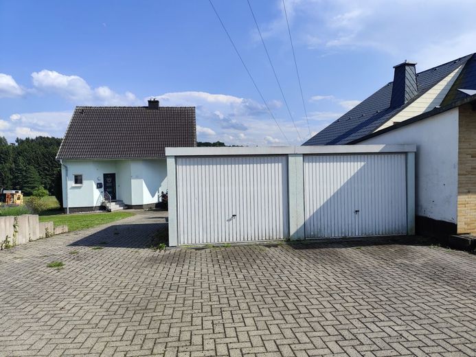 Einziehen und Wohlfühlen: Gepflegtes Einfamilienhaus mit Traumblick und moderner PV-Anlage in Teuschnitz OT Haßlach – Doppelgarage