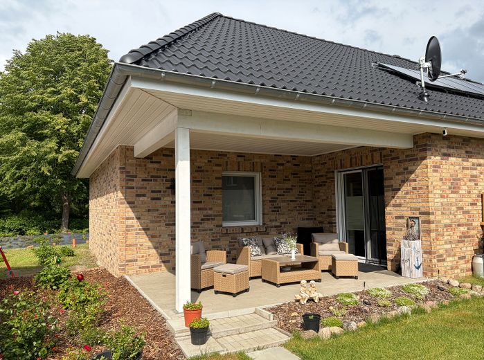 Barrierefreier neuer Bungalow in Nordsee-Nähe mit Luft-Wasser-Wärmepumpe EEK: A und Salzwasserpool – Terrasse