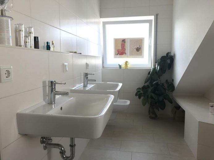 Maisonettenwohnung Limburgerhof mit Garage und unverbaubarem Ausblick – Waschbecken, Bidet, Fenster 2