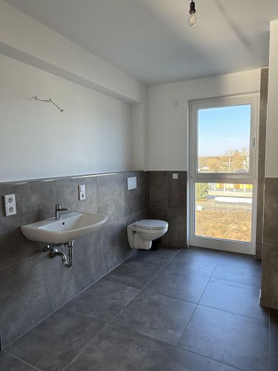 Großzügiges Penthouse mit XXL Dachterrasse & Einbauküche – Badezimmer