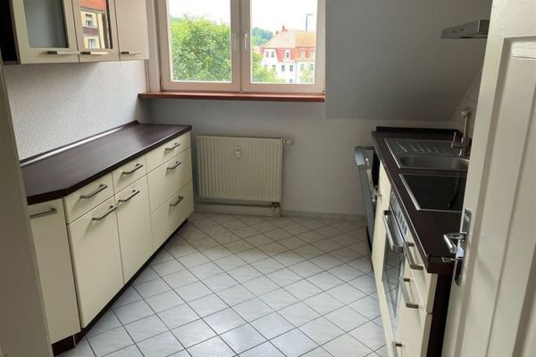 Przestronne 4-pokojowe mieszkanie na poddaszu z panelami laminowanymi, wanną, zabudową kuchenną i balkonem w spokojnej okolicy!