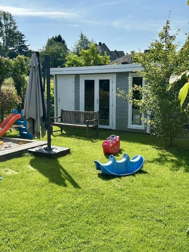 Modernes Wohnen für Familien: Freistehendes A+ Einfamilienhaus mit großzügigen Außenflächen – Garten