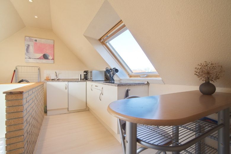 Behaglich-moderne Dachgeschosswohnung, verkehrsgünstig gelegen, für Berufspendler. – 2e23522620901809d547566e868beb9427cab8a5.jpg