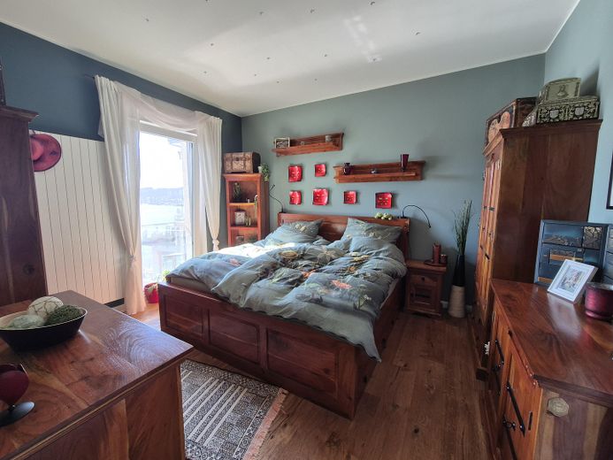 Ruim woonjuweel met onbelemmerd panoramisch uitzicht op de Moezel op een toplocatie – Schlafzimmer