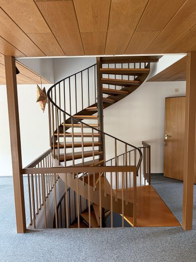 No commission! Prime location! Terraced house with expansion potential, energy rating B – Wendeltreppe