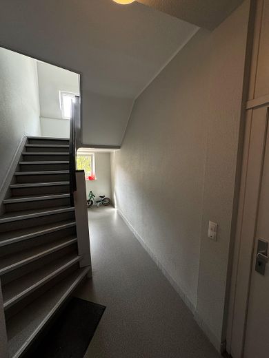 Schöne 4 Zimmer-Wohnung zu vermieten mit Balkon – Treppenhaus