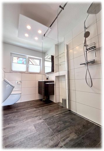 Toekomstbestendig wonen: moderne KfW-55-maisonette (A+) met groot dakterras & 2 parkeerplaatsen – Bad_unten_2