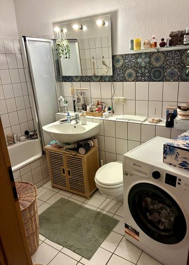Bezugsfrei ab 01.10.: Helles 1-Zimmer-Apartment mit Balkon am Weinbergpark – provisionsfrei – Tageslichtbad mit Wanne