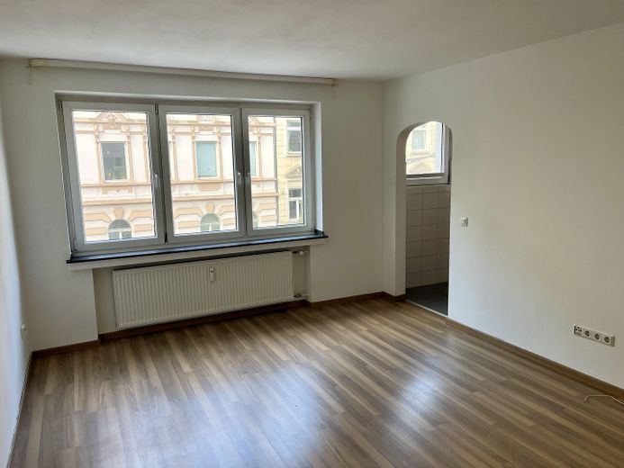 KÖLN-SÜDSTADT; LICHTDURCHFLUTETES 1 ZIMMER-APARTMENT – Wohn-/Schlafbereich