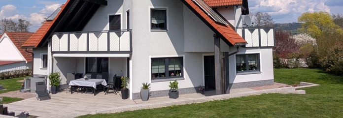 -Maklerfrei- Top gepflegtes, komfortables Familienhaus mit nachhaltiger Technik und Traumgarten – Hausansicht Terrasse