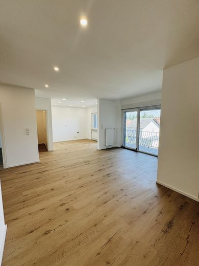 Neuwertige 6-Zimmer-Wohnung mit Einbauküche, Hauswirtschaftsraum und 2 Balkonen – Foto 3