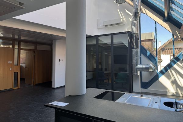 Unidad de oficinas sólidamente alquilada, alquiler indexado y climatización – 8 plazas de aparcamiento, cerca de Pforzheim