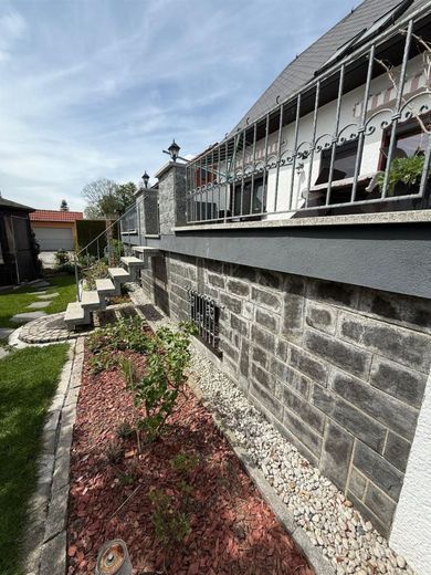 Bezugsfertiges Einfamilienhaus mit großem Blk, Garage, 2 Bädern und sonnigem Grundstück – Garten