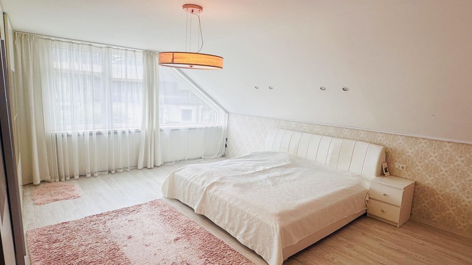 Casa unifamiliare modernizzata con 187 m² di superficie abitabile, 6 locali, garage e giardino, senza intermediario – Elternschlafzimmer