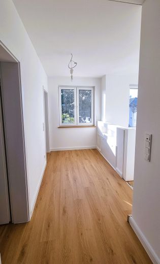 Erstbezug im Grünen: Exklusive 3,5-Zi.-Wohnung mit Premium-EBK & privatem Garten – Flur