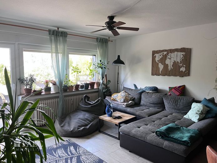 Willkommen in Ihrer modernisierten 2-Zimmer-Wohnung mit Balkon – Wohnzimmer