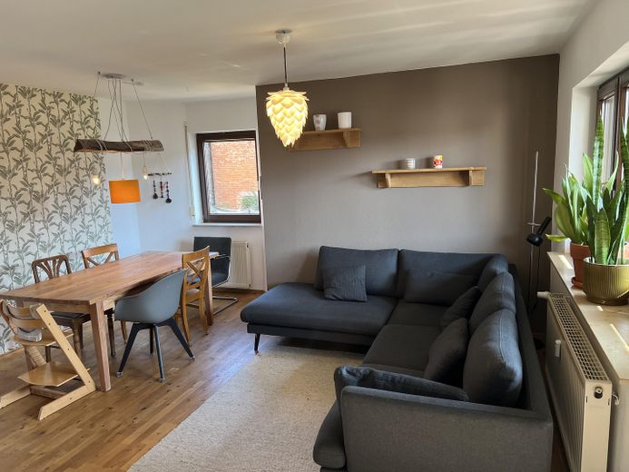 Moderne 4-Zimmer Maisonette-Wohnung mit Balkon und Tiefgarage in Nidderau Eichen – Wohn-/Esszimmer