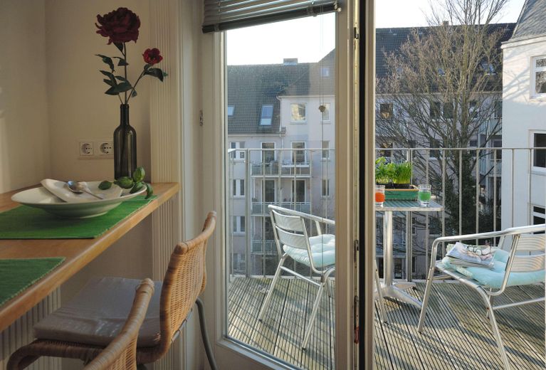 Appartement ancien de 2 pièces avec balcon – entièrement meublé, 57 m² à Winterhude, près du Stadtpark – Küche/Balkon
