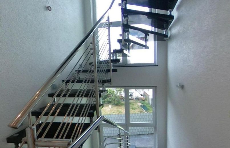 Moderne Luxusvilla: 432 m² Wohnfläche, PV-Anlage, Wärmepumpe & Sauna – Moderne Spindeltreppe