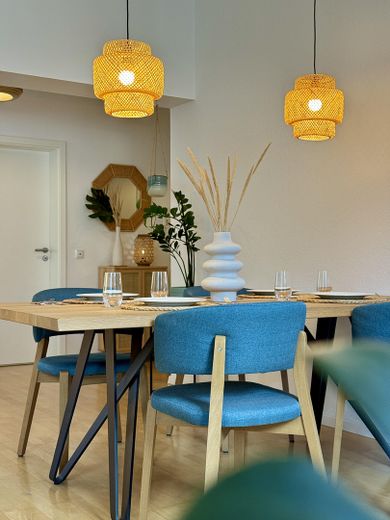 Maisonette de estilo antiguo inundada de luz, con chimenea, aire acondicionado y un ambiente residencial tranquilo – Esszimmer - Tisch