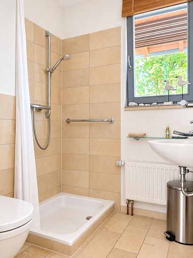 Світлий архітекторський будинок | 224 м² | 7 кімнат | A+ | Фотоелектрика та геотермальне опалення | без комісії – Gästebad EG