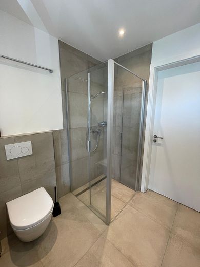 Design trifft Nachhaltigkeit: Exklusive 3-Zimmer-Neubauwohnung mit Kochinsel & PV-Anlage – Bad 