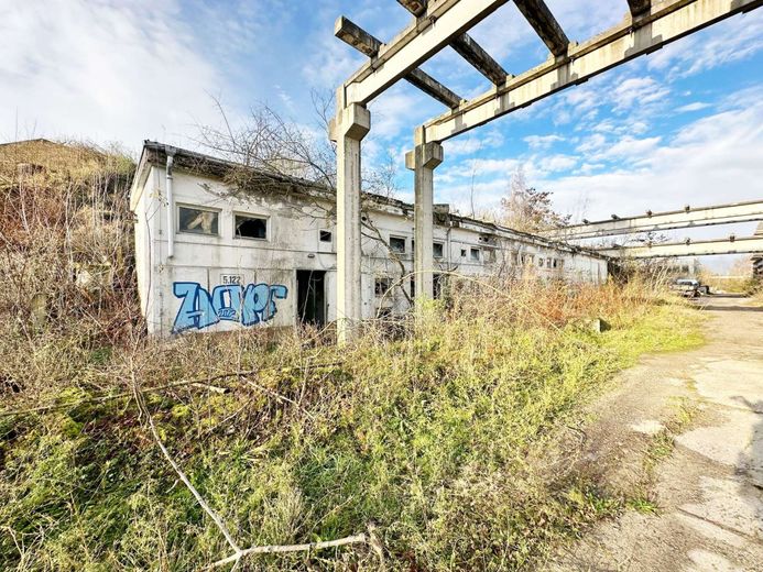 Privisionsfrei 18.000 m² Entwicklungsareal mit Turm und 2 Bunkern nahe Magdeburg – Suedansicht Nebengebaeude